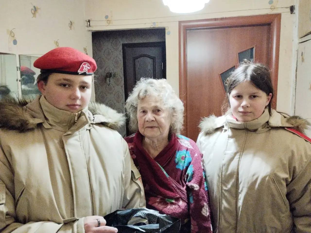 С Новым годом, ветеран!. В предновогодние дни представители Юнармии, активные участники волонтерских школьных отрядов и активисты Движения Первых объединили свои усилия в рамках трогательной акции "С Новым годом, ветеран!" С Новым годом, ветеран!. В предновогодние дни представители Юнармии, активные участники волонтерских школьных отрядов и активисты Движения Первых объединили свои усилия в рамках трогательной акции "С Новым годом, ветеран!"