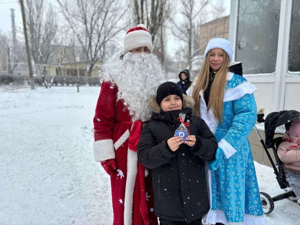 Новогоднее поздравление от отряда ЮИД "Скорость": Счастье и безопасность на дорогах! Новогоднее поздравление от отряда ЮИД "Скорость": Счастье и безопасность на дорогах!