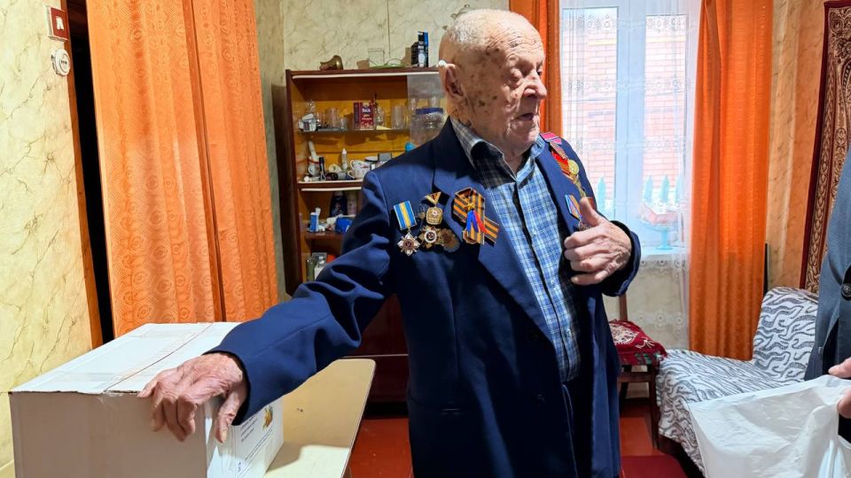 Сергей Козенко: В преддверии новогодних праздников по традиции с поздравлениями посетил Савоськова Кузьму Ивановича – ветерана Великой Отечественной войны, Почетного гражданина Краснодонского муниципального округа Сергей Козенко: В преддверии новогодних праздников по традиции с поздравлениями посетил Савоськова Кузьму Ивановича – ветерана Великой Отечественной войны, Почетного гражданина Краснодонского муниципального округа