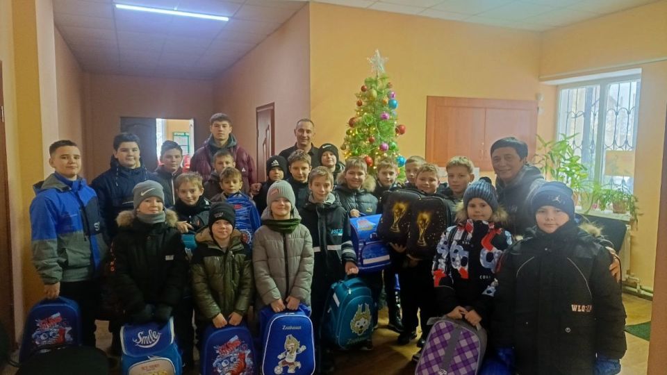 Артемовские футболисты получили новогодние подарки Артемовские футболисты получили новогодние подарки
