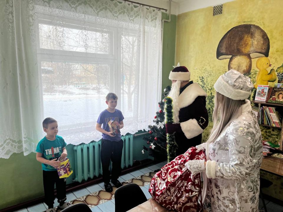 Активисты Лутугинского местного отделения партии "Единая Россия" подарили частичку новогоднего волшебства маленьким пациентам Лутугинской центральной многопрофильной больницы Активисты Лутугинского местного отделения партии "Единая Россия" подарили частичку новогоднего волшебства маленьким пациентам Лутугинской центральной многопрофильной больницы