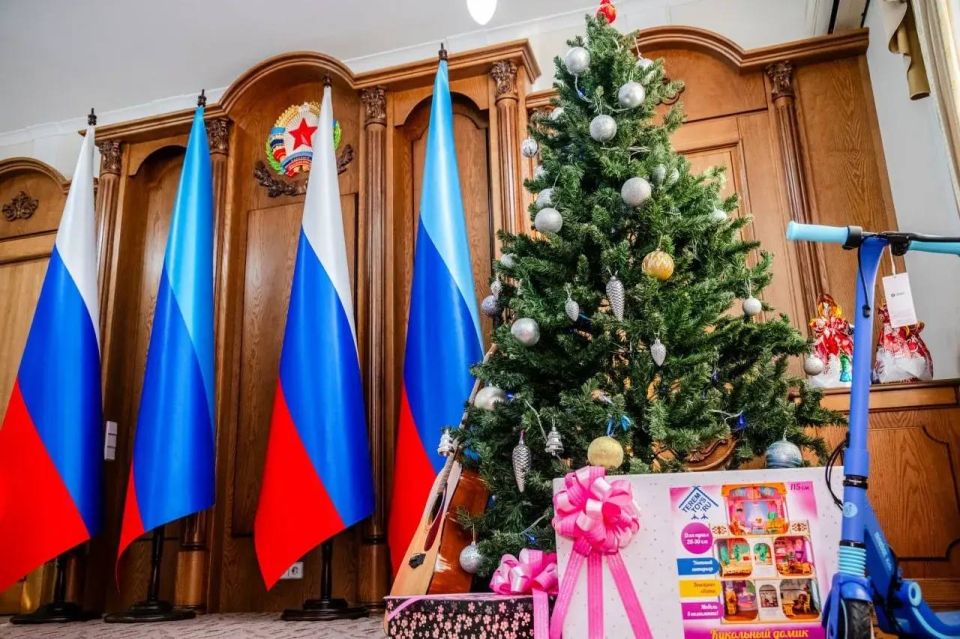 Глава ЛНР Леонид Пасечник в рамках всероссийской акции «Елка желаний» и армейской «Елки желаний» вручил подарки четырем юным жителям Республики Глава ЛНР Леонид Пасечник в рамках всероссийской акции «Елка желаний» и армейской «Елки желаний» вручил подарки четырем юным жителям Республики