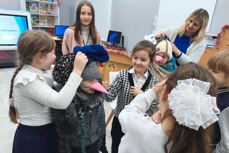 Познавательная беседа «Новый год стучится в двери!» заинтересовала юных читателей Свердловской центральной городской библиотеки для детей Познавательная беседа «Новый год стучится в двери!» заинтересовала юных читателей Свердловской центральной городской библиотеки для детей