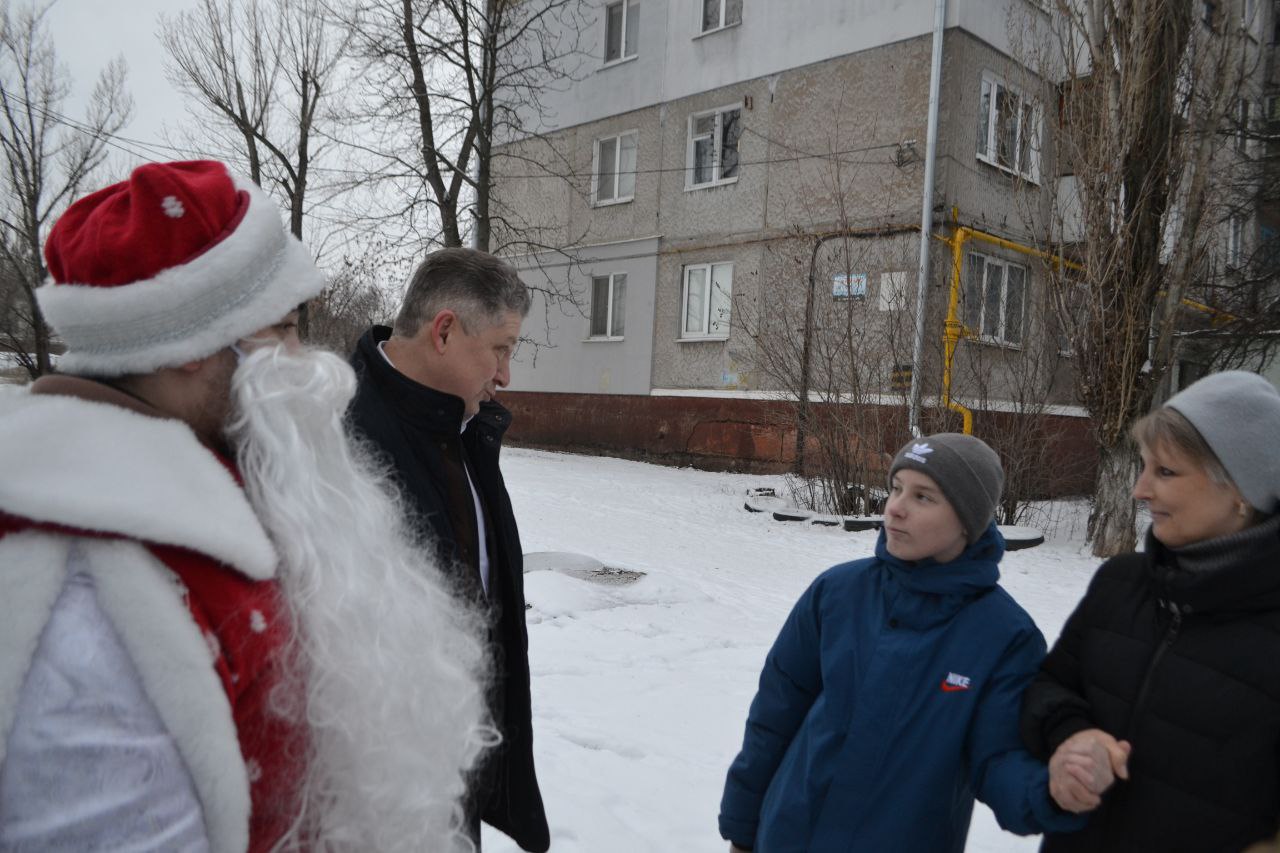 Сергей Цемкало: Автобус Деда Мороза привез праздник в отдаленные районы Луганска! Сергей Цемкало: Автобус Деда Мороза привез праздник в отдаленные районы Луганска!