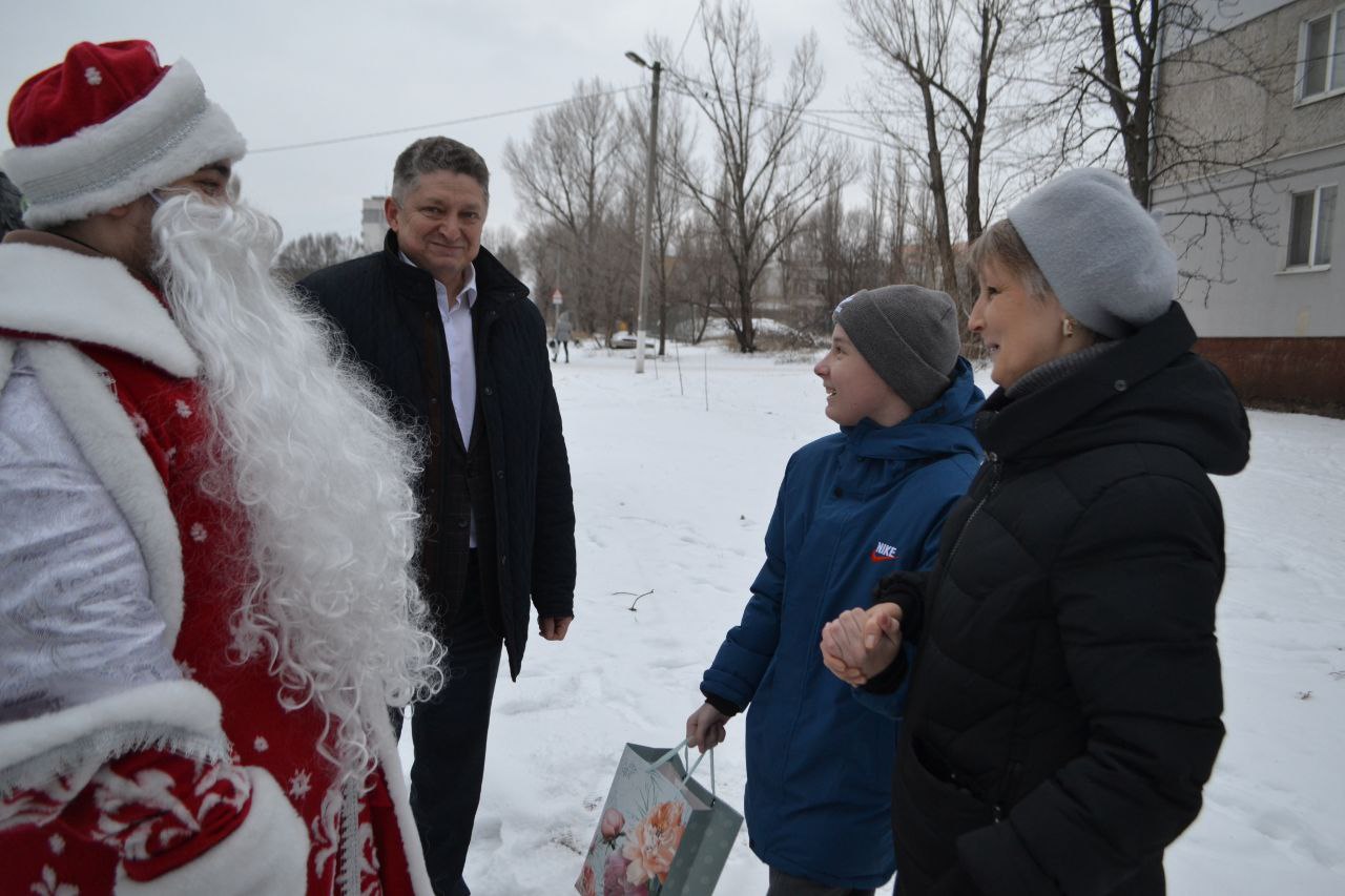 Сергей Цемкало: Автобус Деда Мороза привез праздник в отдаленные районы Луганска! Сергей Цемкало: Автобус Деда Мороза привез праздник в отдаленные районы Луганска!