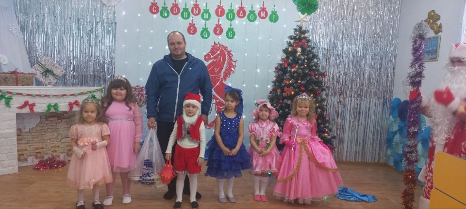 Новогоднее волшебство от “Единой России”: праздничные визиты в детские сады Новогоднее волшебство от “Единой России”: праздничные визиты в детские сады