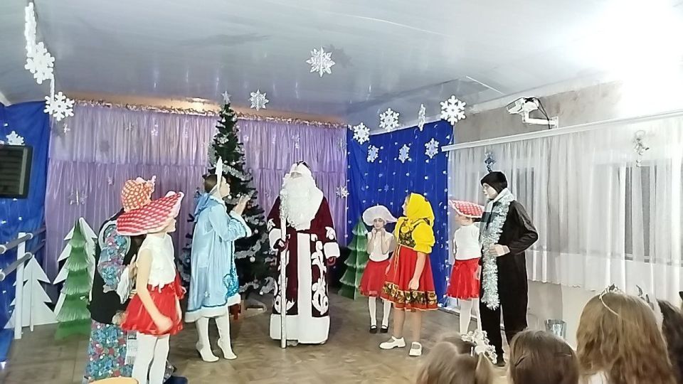 Новогодний праздник прошел в Лутугинском доме детского и юношеского творчества Новогодний праздник прошел в Лутугинском доме детского и юношеского творчества
