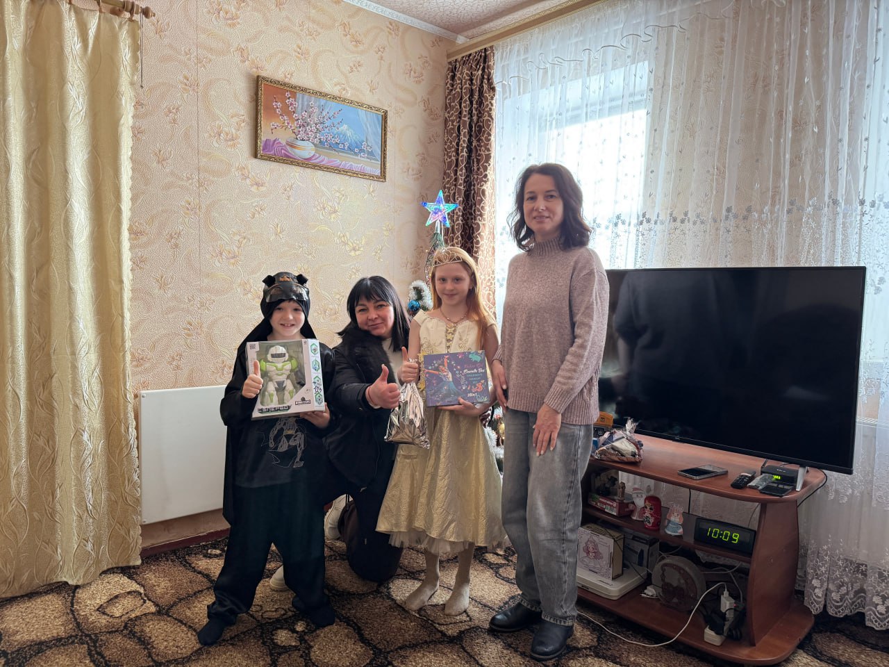 ТИК Старобельского района выступила в роли помощников Деда Мороза