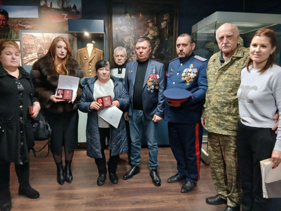 Альберт Зинченко: Сегодня заместитель Главы Станично-Луганского МО, Герой ЛНР Андрей Донцов совместно с начальником отдела социального и пенсионного обеспечения военного комиссариата Станично-Луганского МО Екатериной... Альберт Зинченко: Сегодня заместитель Главы Станично-Луганского МО, Герой ЛНР Андрей Донцов совместно с начальником отдела социального и пенсионного обеспечения военного комиссариата Станично-Луганского МО Екатериной...