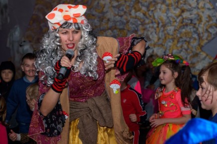 «Главное – показать пример доброты»: История волонтёра из Алчевска Светланы Жидковой, которая дарит детям веру в сказку