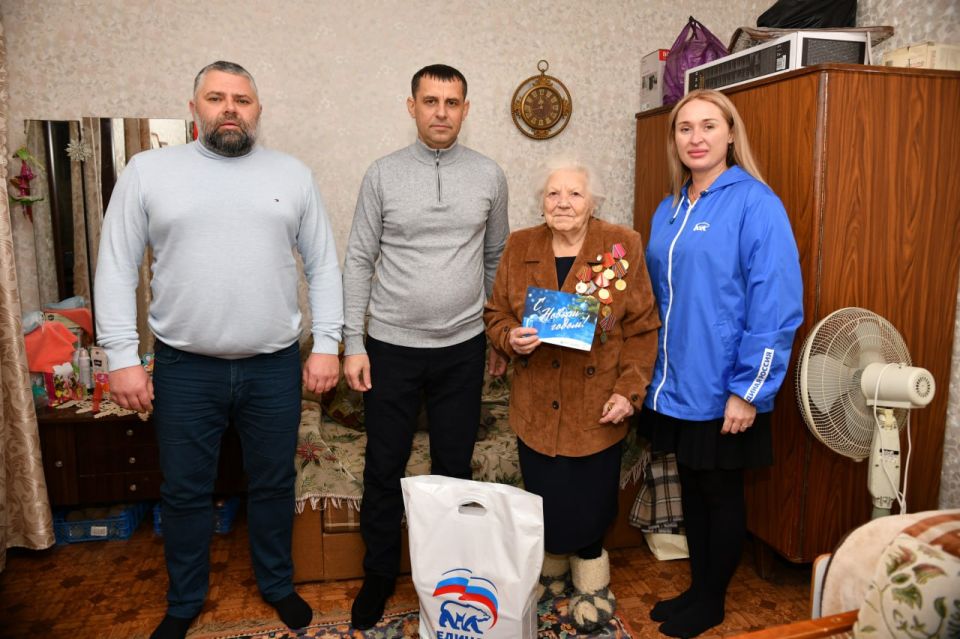 Единороссы по всей ЛНР поздравляют ветеранов с Новым годом Единороссы по всей ЛНР поздравляют ветеранов с Новым годом