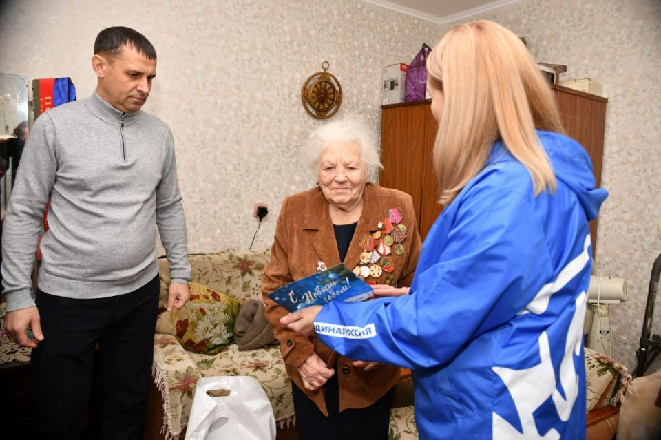Единороссы по всей ЛНР поздравляют ветеранов с Новым годом Единороссы по всей ЛНР поздравляют ветеранов с Новым годом
