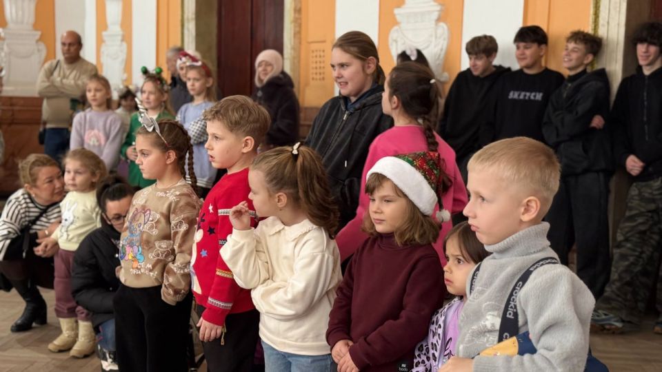 «Единая Россия» подарила новогодние чудеса алчевскому Центру творчества «Единая Россия» подарила новогодние чудеса алчевскому Центру творчества