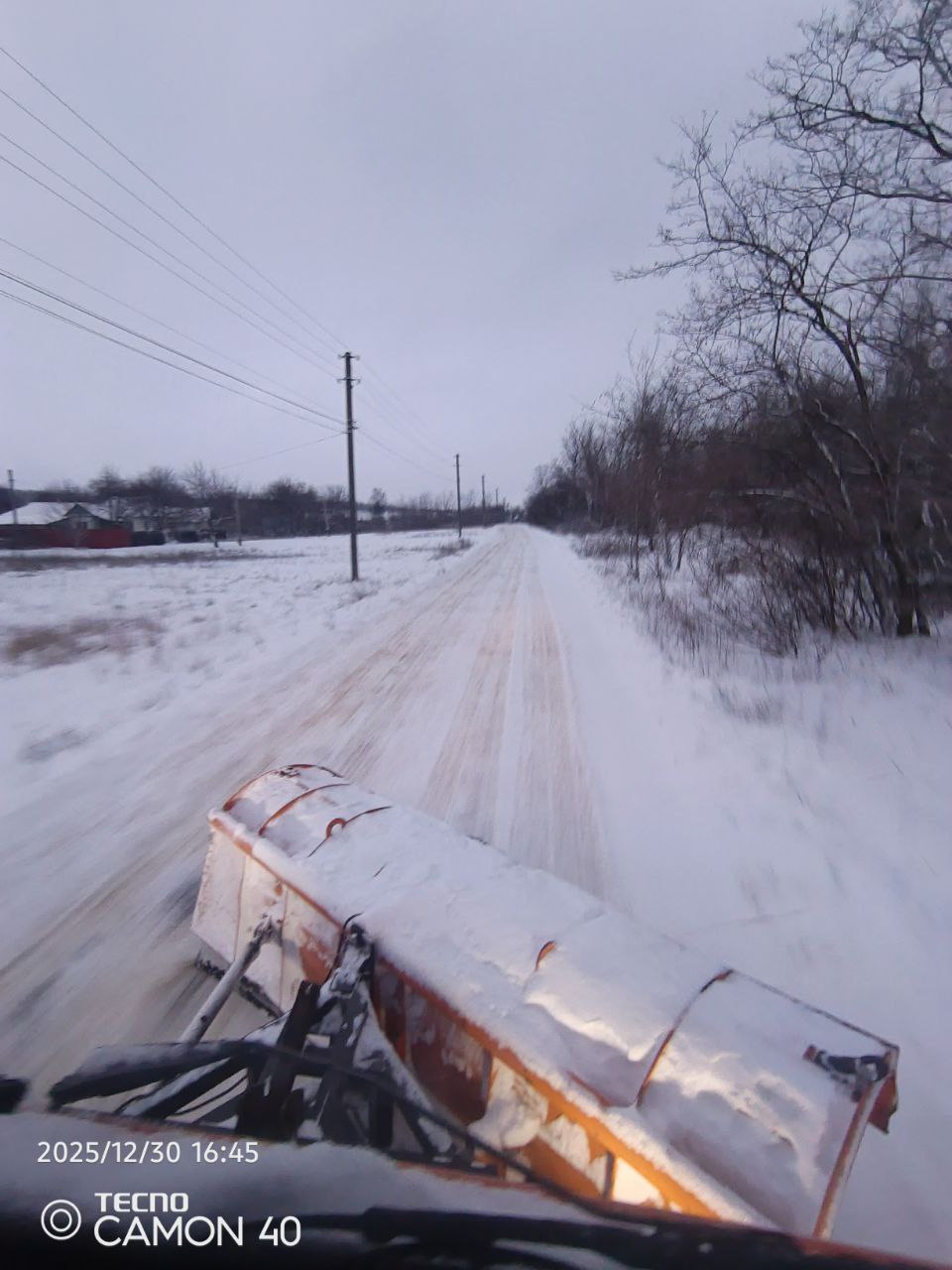 Сотрудники МУП "ЖЭК" города Ровеньки неустанно трудятся, чтобы обеспечить безопасность и комфорт горожан в зимний период