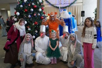 Утренник в ДК им. Свердлова подарил радость детям Защитников Отечества и сладкие подарки от Республики Тыва