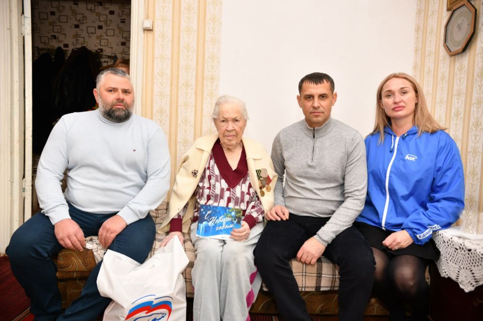 «Единая Россия» поздравляет ветеранов с Новым годом по всей ЛНР «Единая Россия» поздравляет ветеранов с Новым годом по всей ЛНР