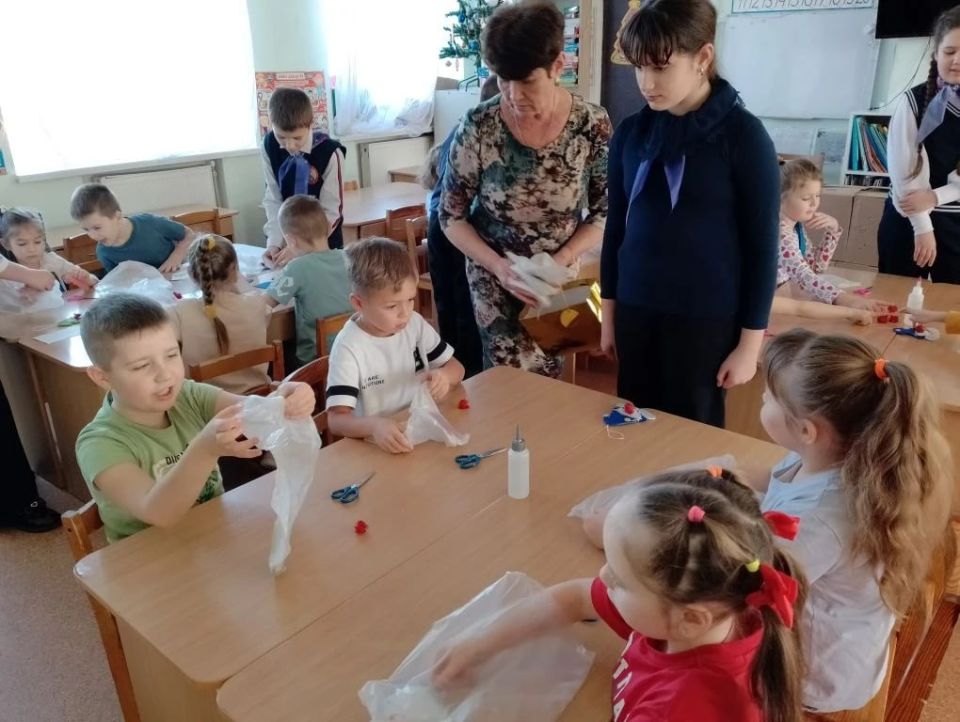 Мастер - класс для дошколят провели ученики Лутугинской средней школы №1 Мастер - класс для дошколят провели ученики Лутугинской средней школы №1
