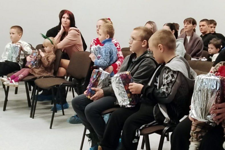 В Червонопартизанске детям участников СВО вручили новогодние подарки В Червонопартизанске детям участников СВО вручили новогодние подарки