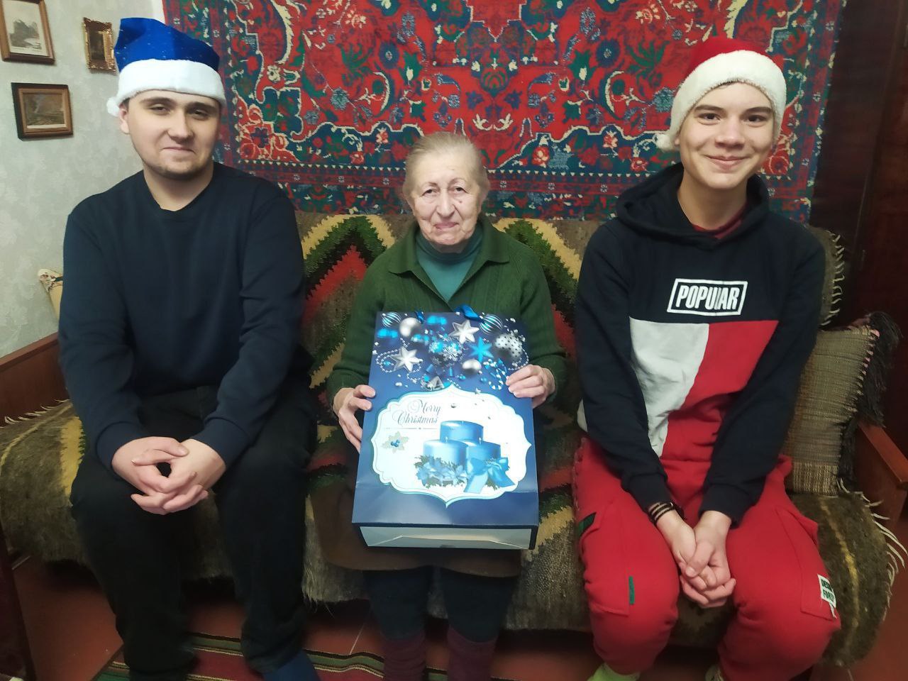 С Новым годом, ветеран!. В предновогодние дни представители Юнармии, активные участники волонтерских школьных отрядов и активисты Движения Первых объединили свои усилия в рамках трогательной акции "С Новым годом, ветеран!" С Новым годом, ветеран!. В предновогодние дни представители Юнармии, активные участники волонтерских школьных отрядов и активисты Движения Первых объединили свои усилия в рамках трогательной акции "С Новым годом, ветеран!"