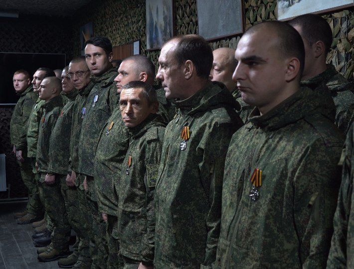 Глава ЛНР перед Новым годом наградил 60 бойцов 3-й гвардейской Луганско-Северодонецкой армии за мужество и храбрость Глава ЛНР перед Новым годом наградил 60 бойцов 3-й гвардейской Луганско-Северодонецкой армии за мужество и храбрость