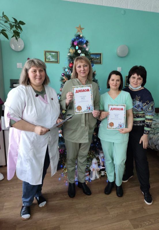 В преддверии Нового года первичная профсоюзная организация "Луганская городская многопрофильная больница №15" провела для членов профсоюза традиционные творческие конкурсы «Лучший новогодний кабинет» и «Лучшая новогодняя... В преддверии Нового года первичная профсоюзная организация "Луганская городская многопрофильная больница №15" провела для членов профсоюза традиционные творческие конкурсы «Лучший новогодний кабинет» и «Лучшая новогодняя...