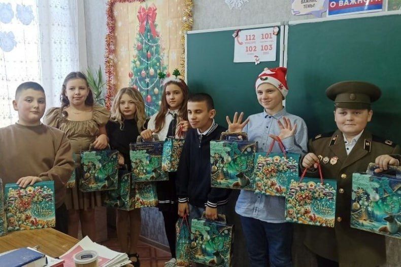 Новогодние подарки от Красноярского края вручены учащимся Медвежанской СШ Новогодние подарки от Красноярского края вручены учащимся Медвежанской СШ