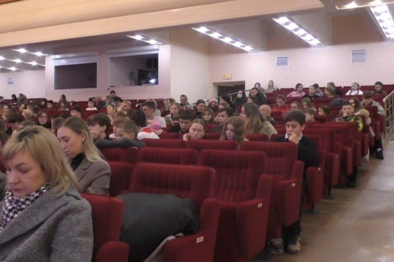 В преддверии Нового года семеро воспитанников Червонопартизанского детского дома посетили спектакль «Снежная королева» в Луганском ДК им. Ленина В преддверии Нового года семеро воспитанников Червонопартизанского детского дома посетили спектакль «Снежная королева» в Луганском ДК им. Ленина