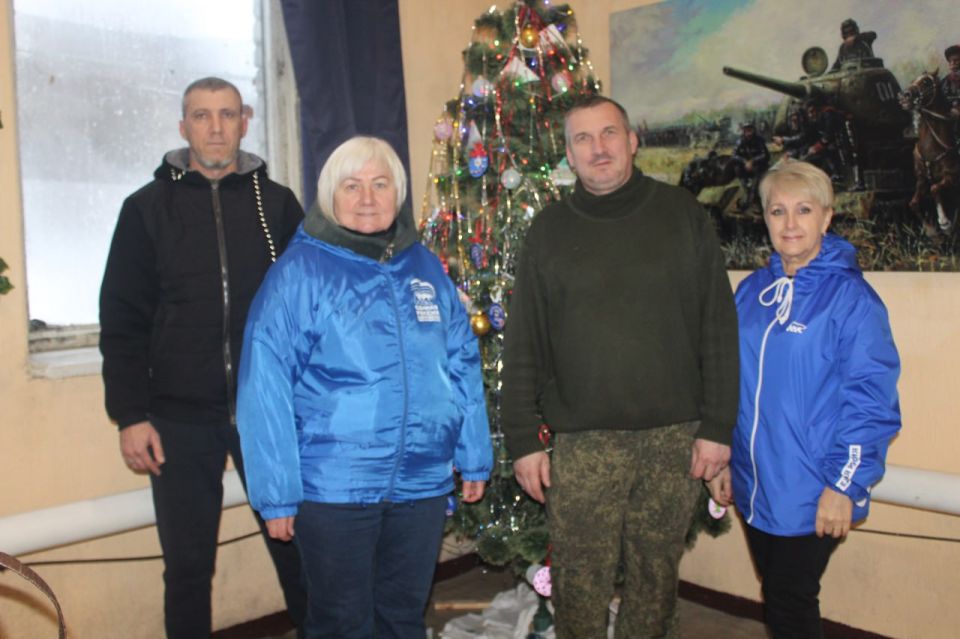 Ярким украшением новогодней красавицы в госпитале для участников СВО стали изготовленные детскими руками елочные игрушки из подручных материалов с поздравлениями и теплыми пожеланиями Ярким украшением новогодней красавицы в госпитале для участников СВО стали изготовленные детскими руками елочные игрушки из подручных материалов с поздравлениями и теплыми пожеланиями