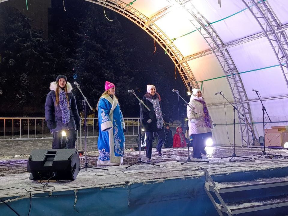 На центральной городской площади Мира для жителей и гостей Антрацита развернулась новогодняя музыкальная программа На центральной городской площади Мира для жителей и гостей Антрацита развернулась новогодняя музыкальная программа