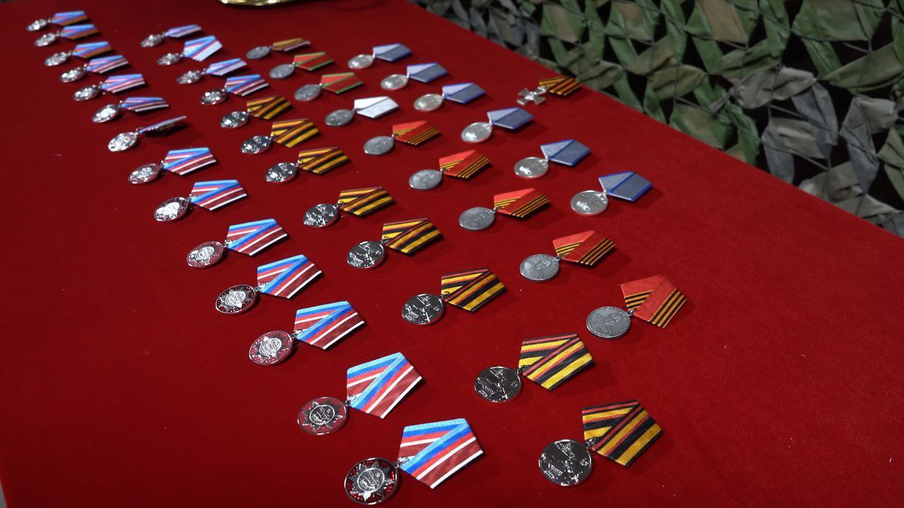 Глава ЛНР перед Новым годом наградил 60 бойцов 3-й гвардейской Луганско-Северодонецкой армии за мужество и храбрость Глава ЛНР перед Новым годом наградил 60 бойцов 3-й гвардейской Луганско-Северодонецкой армии за мужество и храбрость