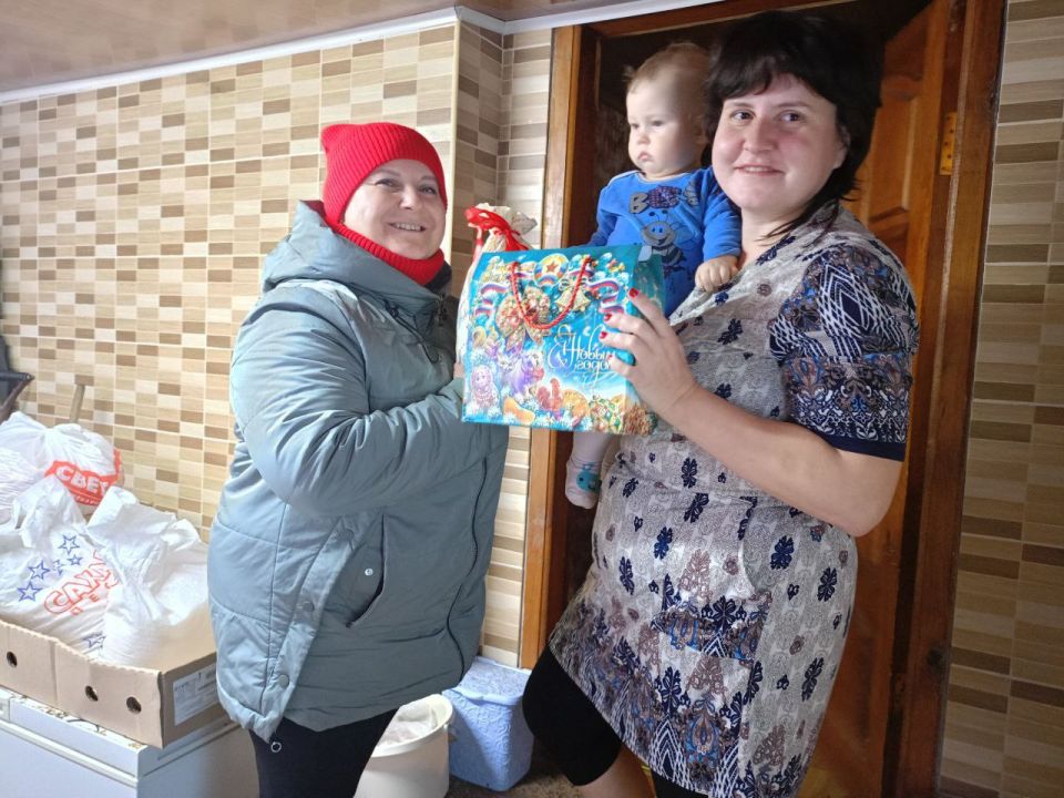 В преддверии Нового 2026 года совместно с коллегами поздравили детей участников специальной военной операции с наступающими новогодними праздниками В преддверии Нового 2026 года совместно с коллегами поздравили детей участников специальной военной операции с наступающими новогодними праздниками