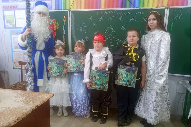 Новогодние подарки от Красноярского края вручены учащимся Медвежанской СШ Новогодние подарки от Красноярского края вручены учащимся Медвежанской СШ
