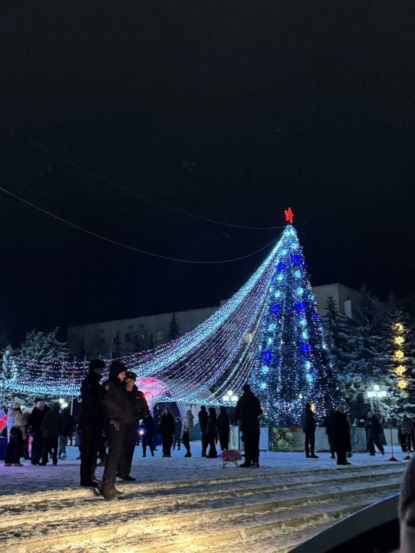 На центральной городской площади Мира для жителей и гостей Антрацита развернулась новогодняя музыкальная программа На центральной городской площади Мира для жителей и гостей Антрацита развернулась новогодняя музыкальная программа