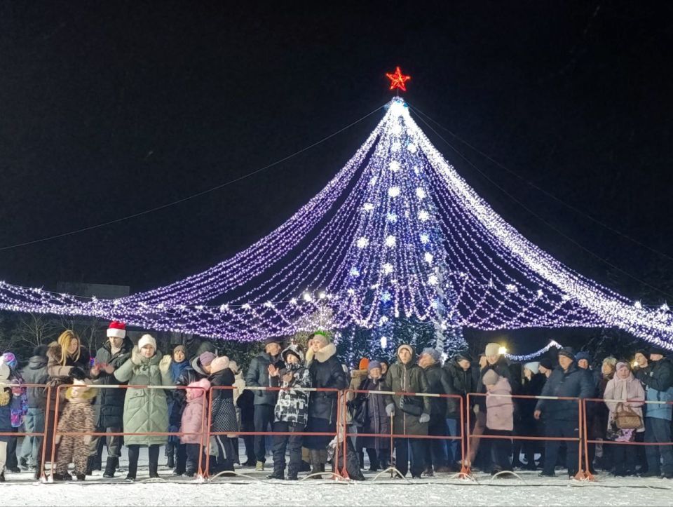 На центральной городской площади Мира для жителей и гостей Антрацита развернулась новогодняя музыкальная программа На центральной городской площади Мира для жителей и гостей Антрацита развернулась новогодняя музыкальная программа