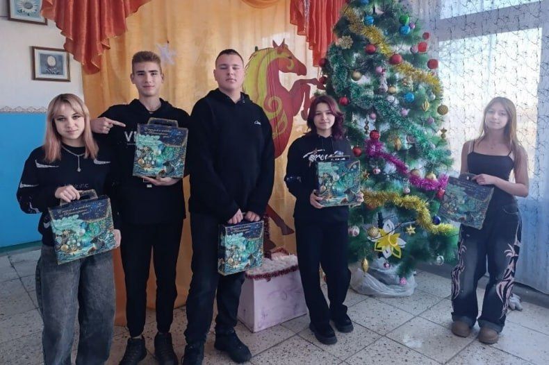 Новогодние подарки от Красноярского края вручены учащимся Медвежанской СШ Новогодние подарки от Красноярского края вручены учащимся Медвежанской СШ