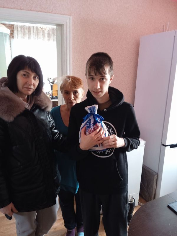 В преддверии Нового 2026 года совместно с коллегами поздравили детей участников специальной военной операции с наступающими новогодними праздниками В преддверии Нового 2026 года совместно с коллегами поздравили детей участников специальной военной операции с наступающими новогодними праздниками