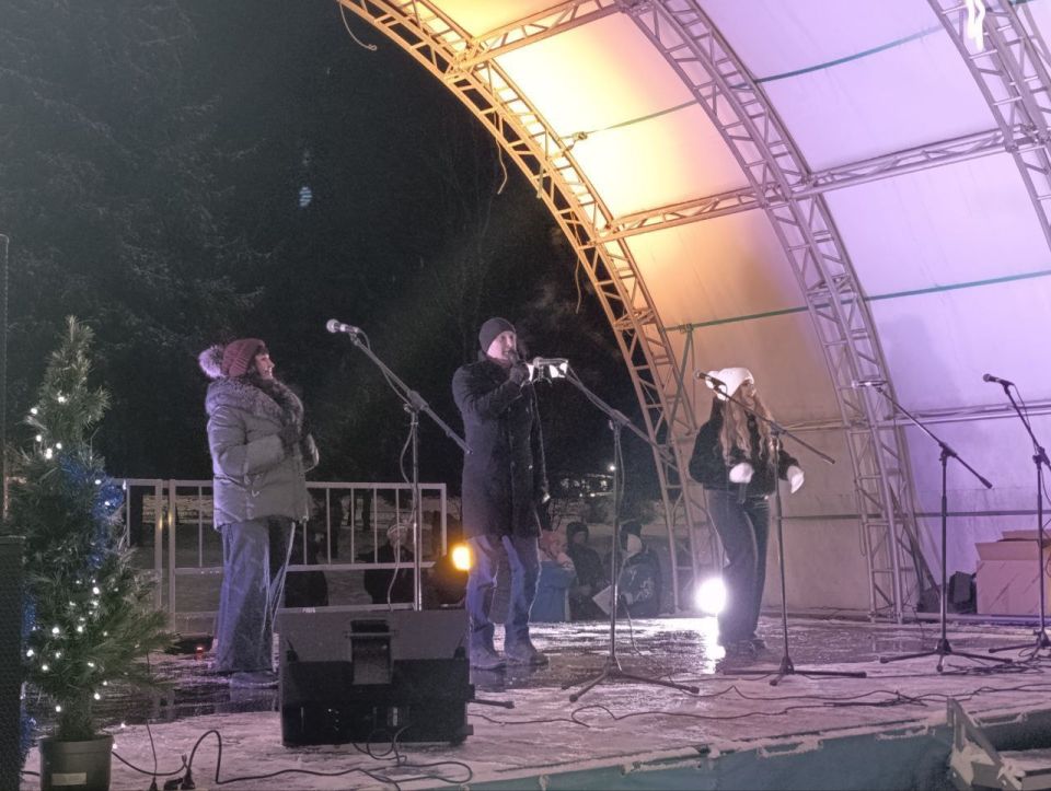 На центральной городской площади Мира для жителей и гостей Антрацита развернулась новогодняя музыкальная программа На центральной городской площади Мира для жителей и гостей Антрацита развернулась новогодняя музыкальная программа