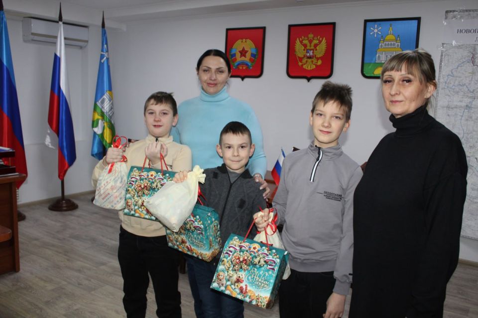 В преддверии Нового 2026 года совместно с коллегами поздравили детей участников специальной военной операции с наступающими новогодними праздниками В преддверии Нового 2026 года совместно с коллегами поздравили детей участников специальной военной операции с наступающими новогодними праздниками