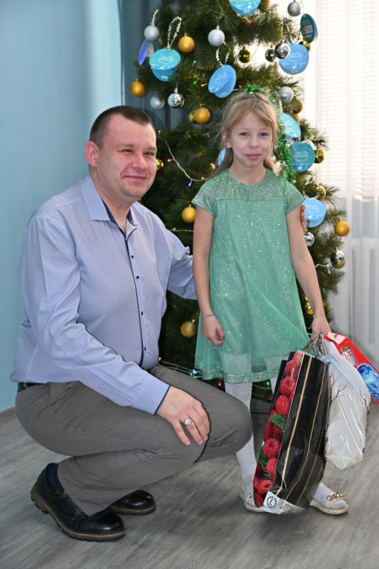Тепло и забота к Новому году: директор колледжа исполнил желание восьмилетней Полины Тепло и забота к Новому году: директор колледжа исполнил желание восьмилетней Полины