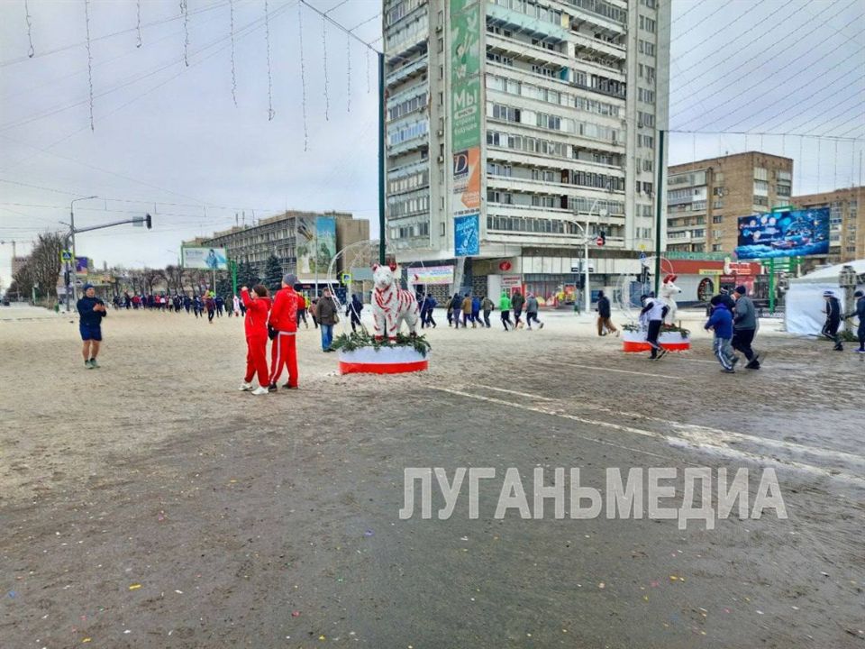 Сотни луганчан приняли участие в традиционном новогоднем забеге, который проводится в Республике в девятый раз Сотни луганчан приняли участие в традиционном новогоднем забеге, который проводится в Республике в девятый раз