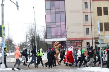 Более 400 луганчан утром 1 января приняли участие в рекордном забеге от манежа «Динамо» до эстакады с видом на главную ёлку и обратно