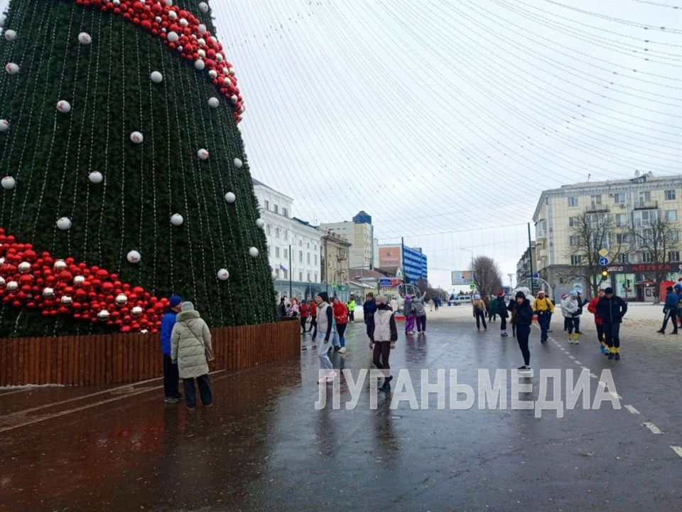 Сотни луганчан приняли участие в традиционном новогоднем забеге, который проводится в Республике в девятый раз Сотни луганчан приняли участие в традиционном новогоднем забеге, который проводится в Республике в девятый раз