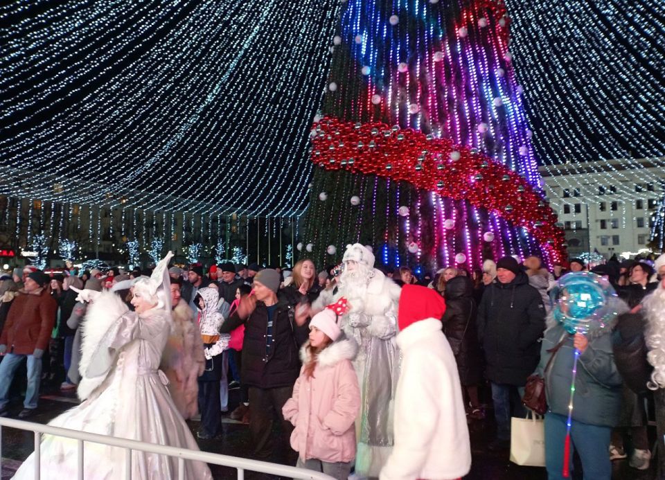 Луганчане встретили Новый год на главной площади столицы ЛНР Луганчане встретили Новый год на главной площади столицы ЛНР