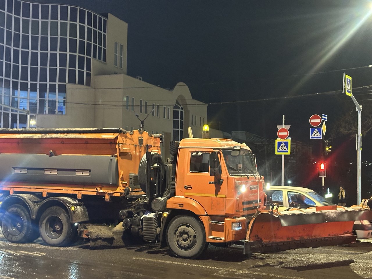 Луганские дорожники продолжают работу в праздничные дни