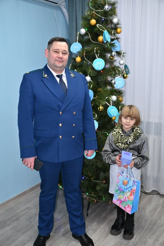 Алиса для Евы: прокурор Брянки исполнил новогоднюю мечту девочки из Анненки Алиса для Евы: прокурор Брянки исполнил новогоднюю мечту девочки из Анненки