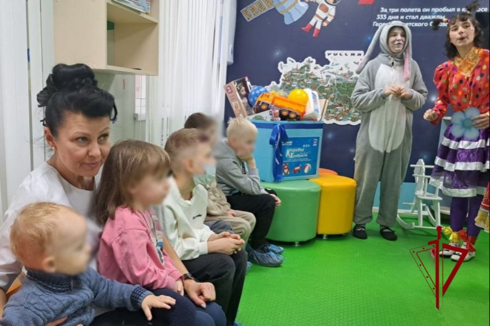 Росгвардейцы-участники СВО передали подарки в одну из детских больниц ЛНР Росгвардейцы-участники СВО передали подарки в одну из детских больниц ЛНР
