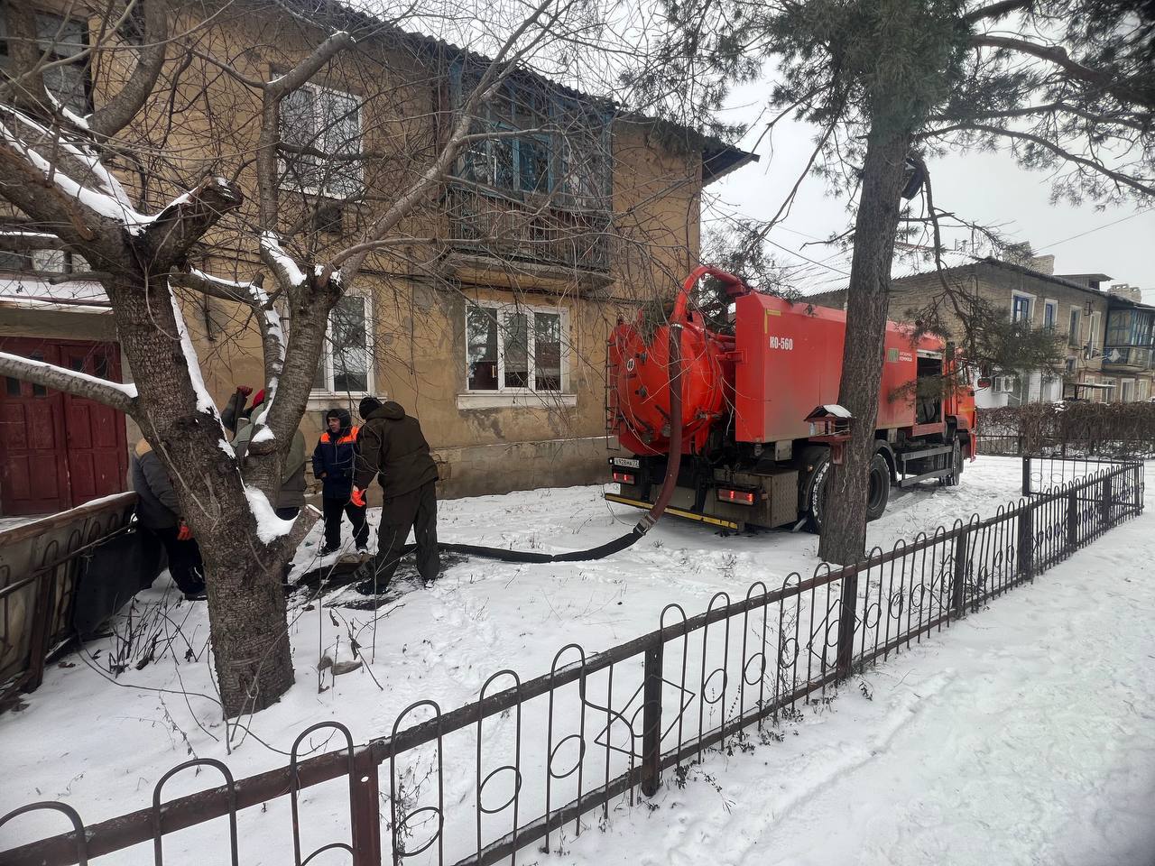 Бригада ООО «Тюменьбурстрой» шефа-региона продолжает аварийно-восстановительные работы на сетях водоснабжения и водоотведения на территории Краснодонского муниципального округа Бригада ООО «Тюменьбурстрой» шефа-региона продолжает аварийно-восстановительные работы на сетях водоснабжения и водоотведения на территории Краснодонского муниципального округа