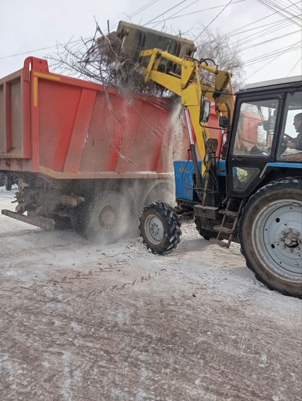 Работники МБУ Центр "Благоустройство", в новогодние праздничные дни, выполняют мероприятия по вывозу твердых коммунальных отходов и благоустройству округа Работники МБУ Центр "Благоустройство", в новогодние праздничные дни, выполняют мероприятия по вывозу твердых коммунальных отходов и благоустройству округа
