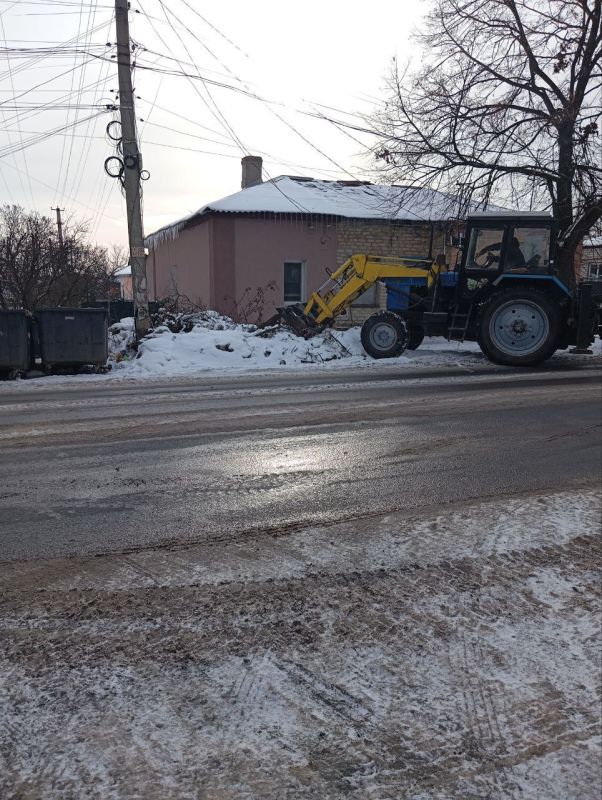 Работники МБУ Центр "Благоустройство", в новогодние праздничные дни, выполняют мероприятия по вывозу твердых коммунальных отходов и благоустройству округа Работники МБУ Центр "Благоустройство", в новогодние праздничные дни, выполняют мероприятия по вывозу твердых коммунальных отходов и благоустройству округа