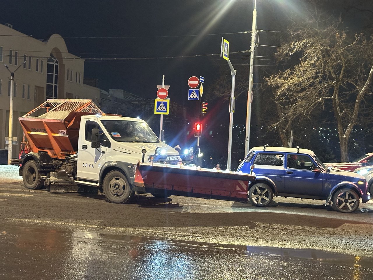 Луганские дорожники продолжают работу в праздничные дни Луганские дорожники продолжают работу в праздничные дни